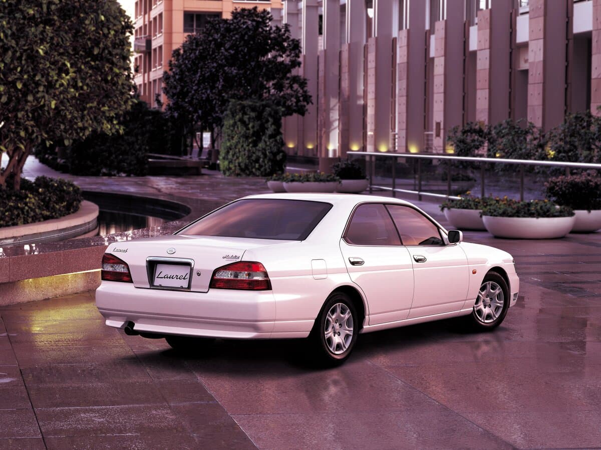Nissan Laurel VIII (C35) — 3/4 arxadan