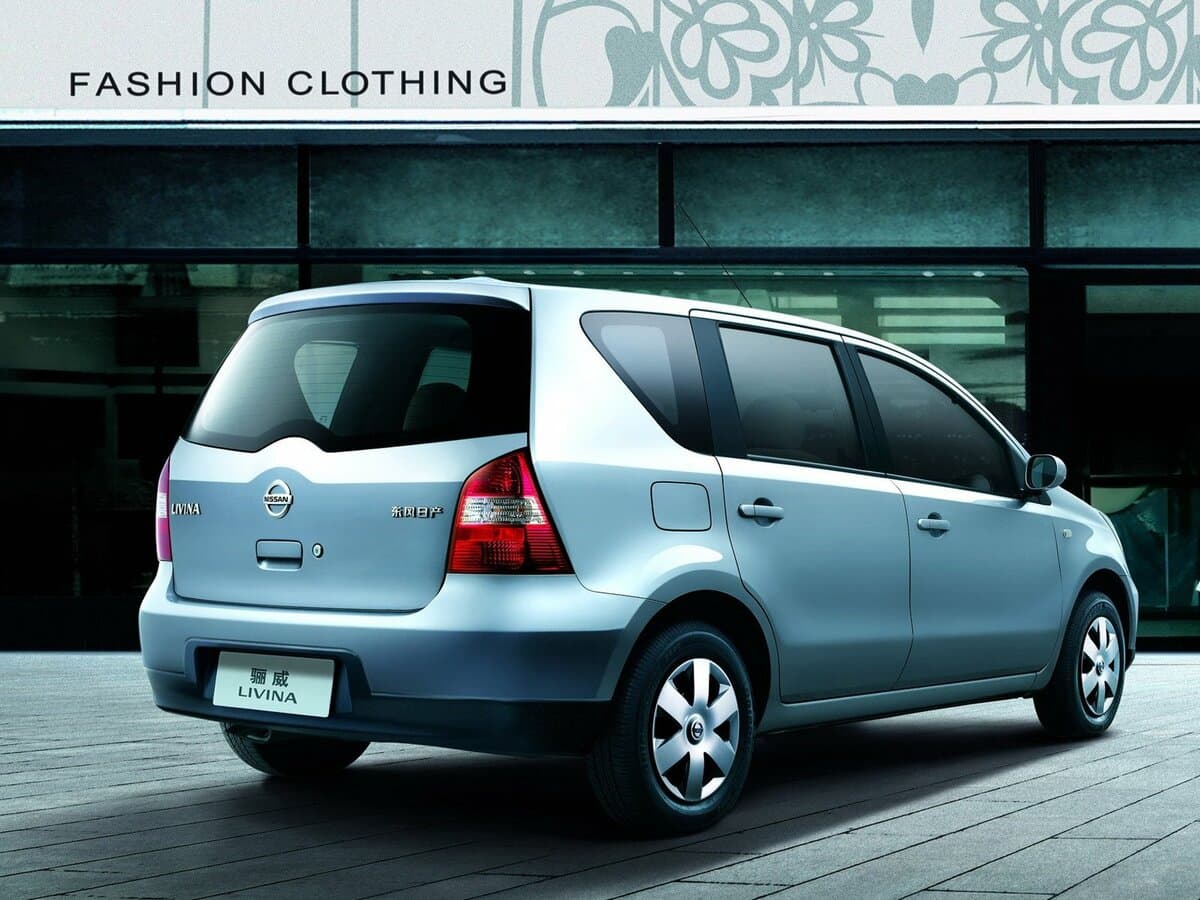 Nissan Livina I — 3/4 arxadan