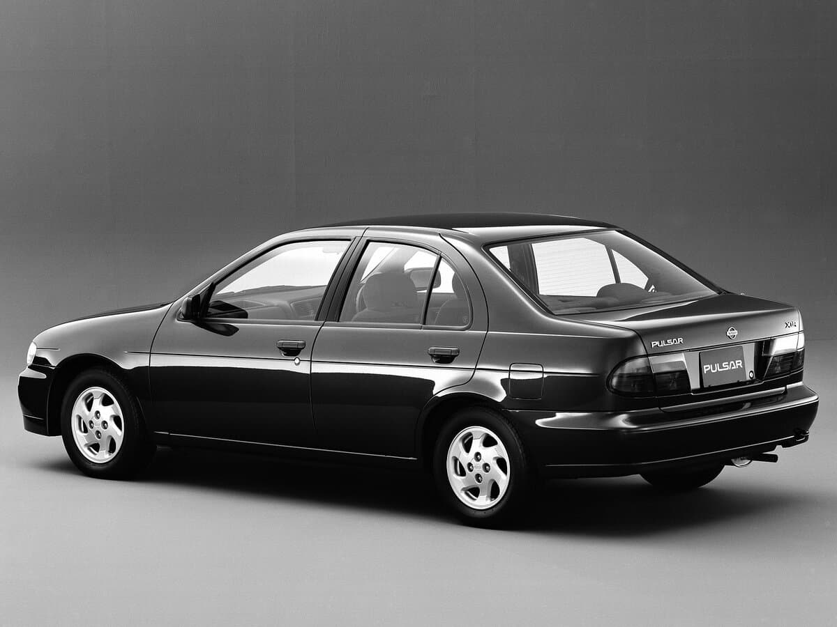 Nissan Pulsar V (N15) — 3/4 arxadan