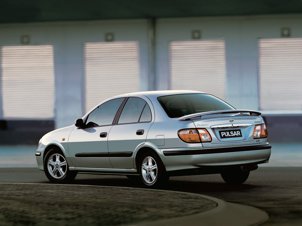 Nissan Pulsar N16 — 3/4 arxadan