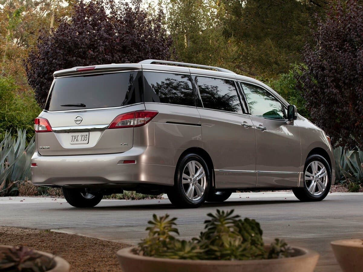 Nissan Quest IV — 3/4 arxadan