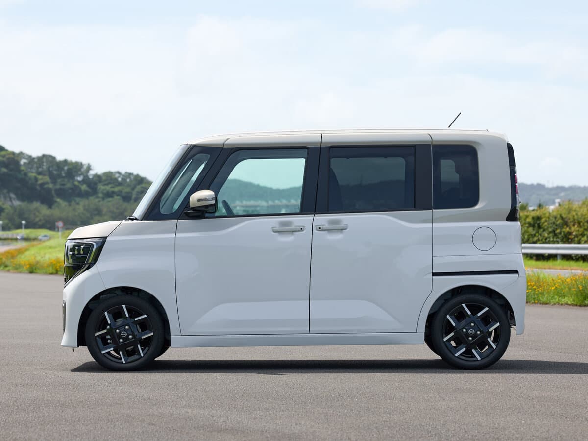 Nissan Roox III — Yandan