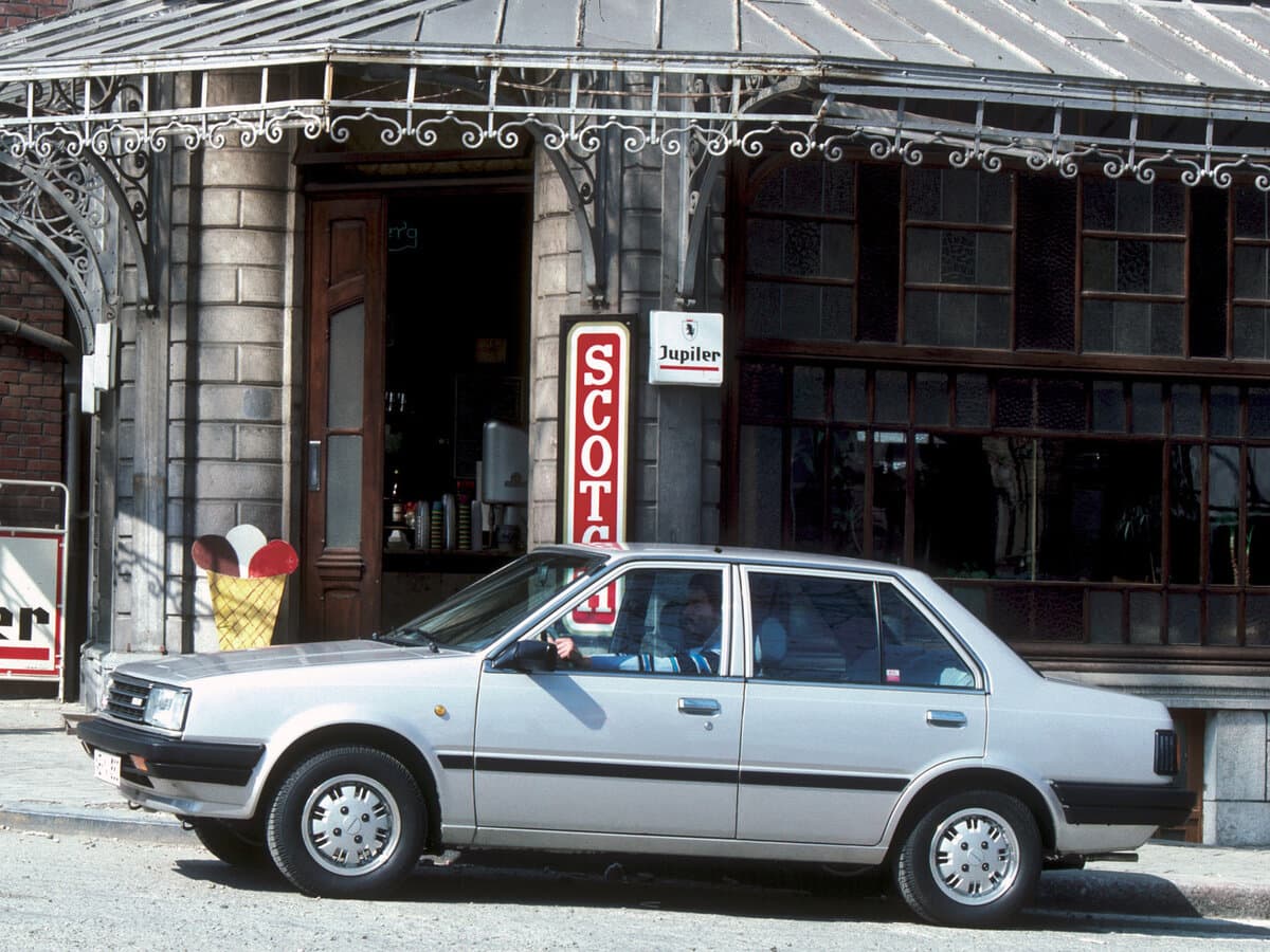 Nissan Sentra I (B11) — Yandan