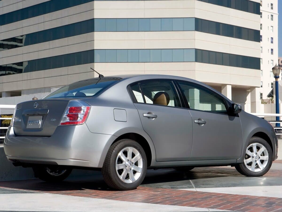 Nissan Sentra VI (B16) — 3/4 arxadan