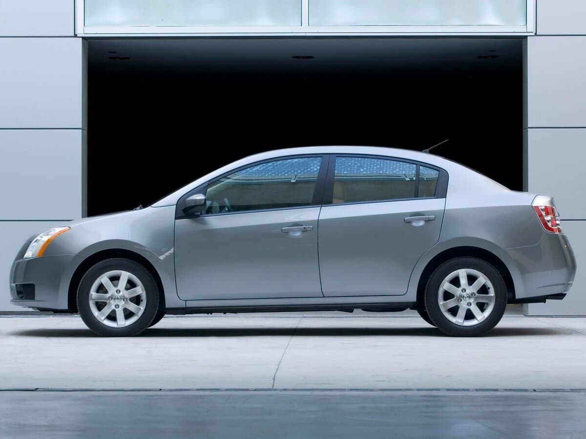 Nissan Sentra VI (B16) — Yandan