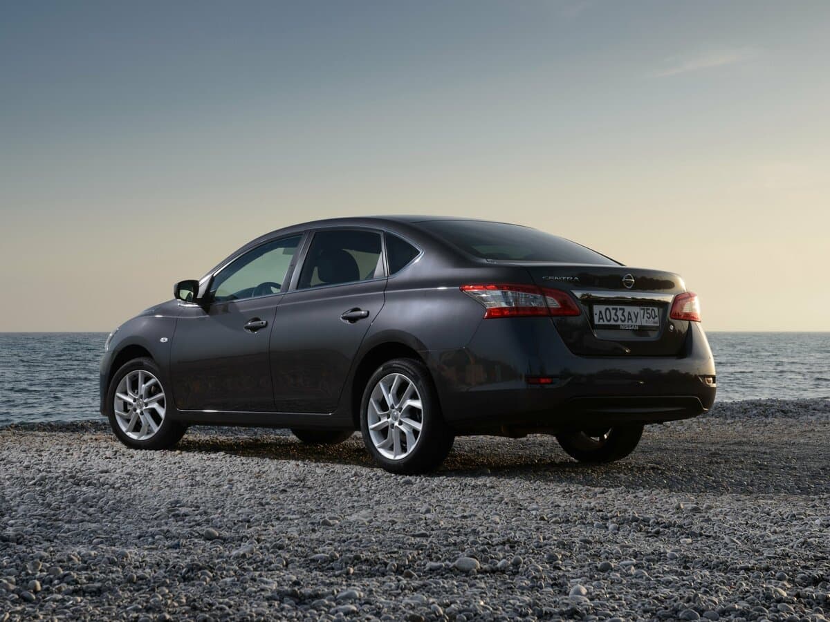Nissan Sentra VII (B17) — 3/4 arxadan