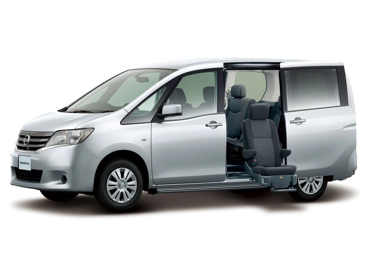 Nissan Serena IV (C26) — Yandan