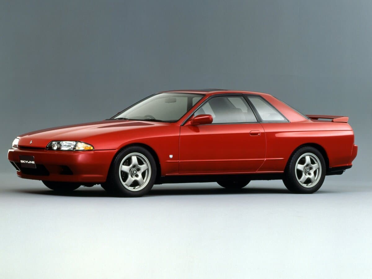 Nissan Skyline VIII (R32) — Yandan