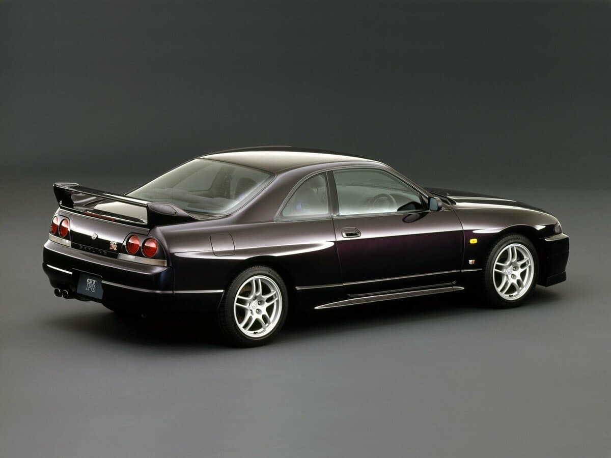 Nissan Skyline IX (R33) — 3/4 arxadan