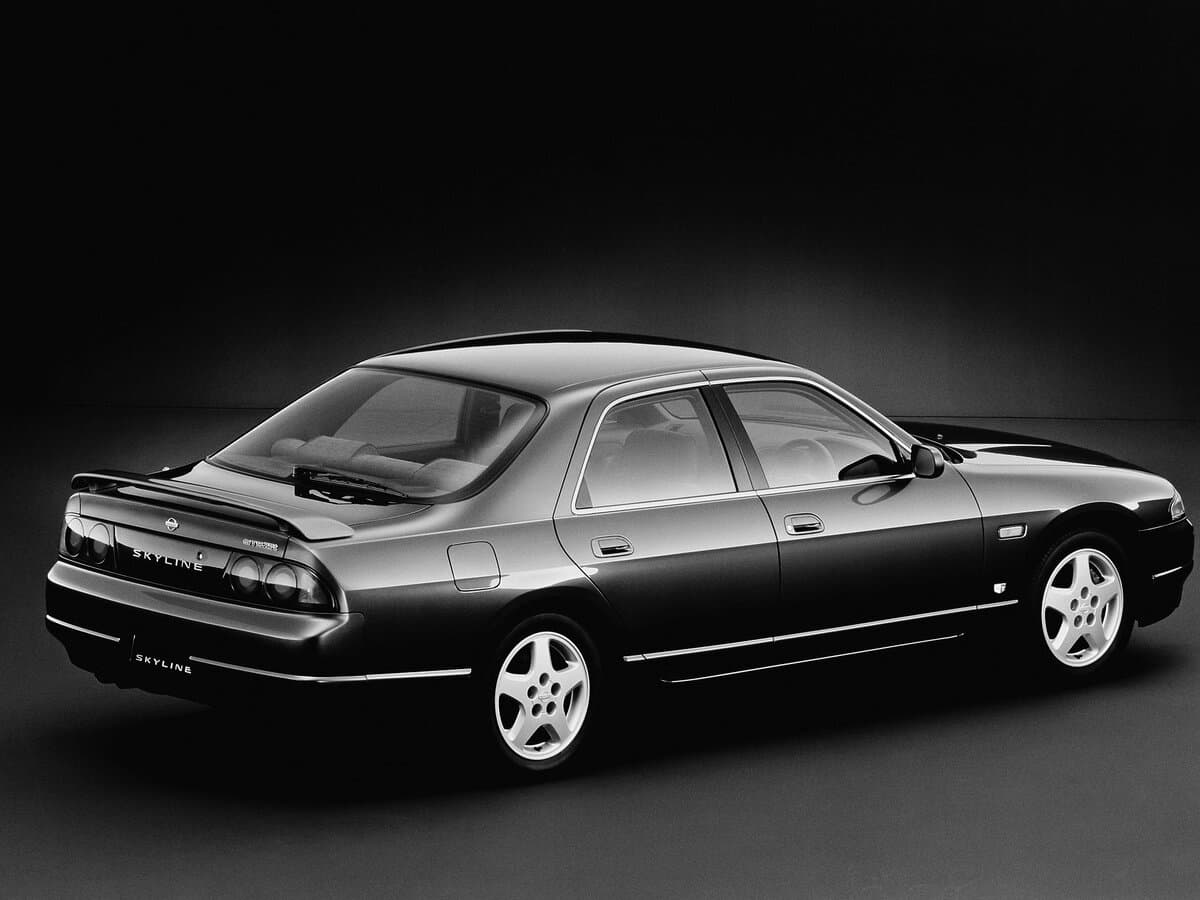 Nissan Skyline IX (R33) — 3/4 arxadan