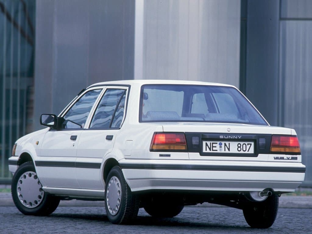 Nissan Sunny N13 — 3/4 arxadan