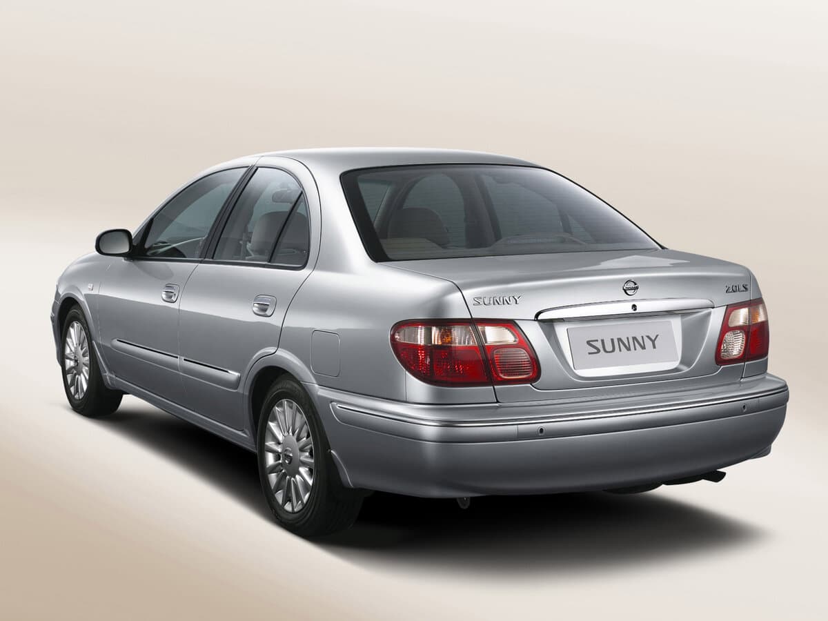 Nissan Sunny N16 — 3/4 arxadan