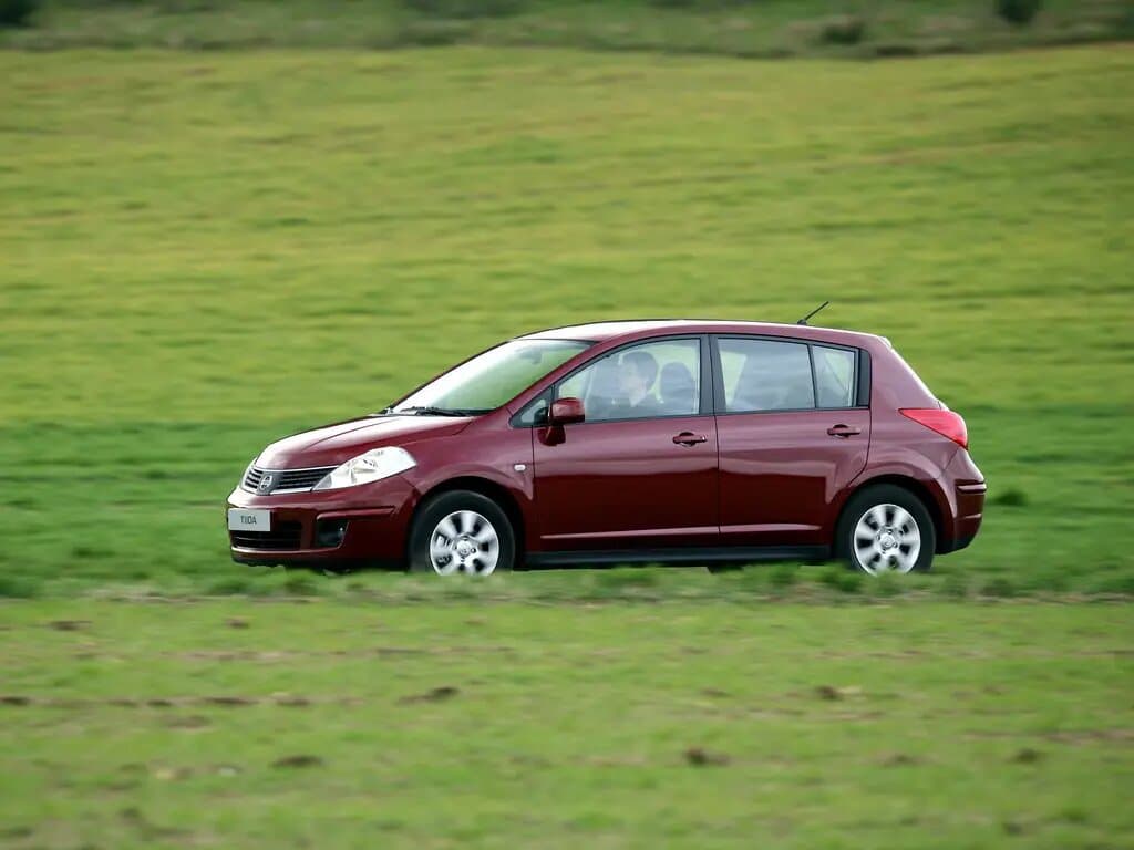Nissan Tiida I — Yandan