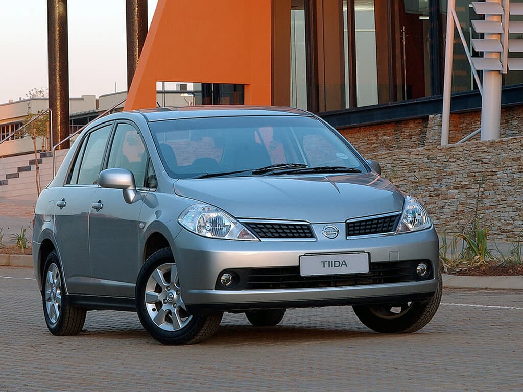 Nissan Tiida I — Öndən