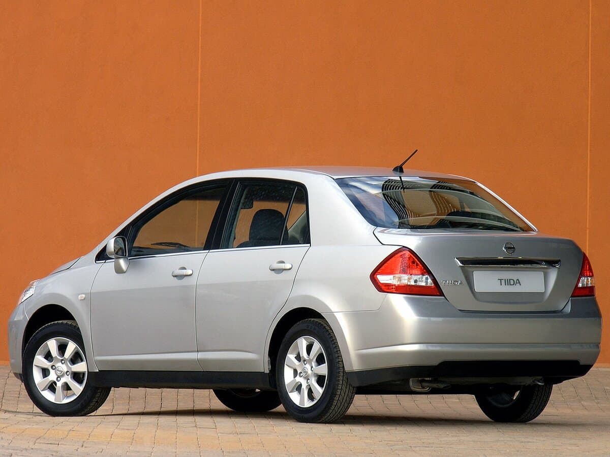 Nissan Tiida I — 3/4 arxadan