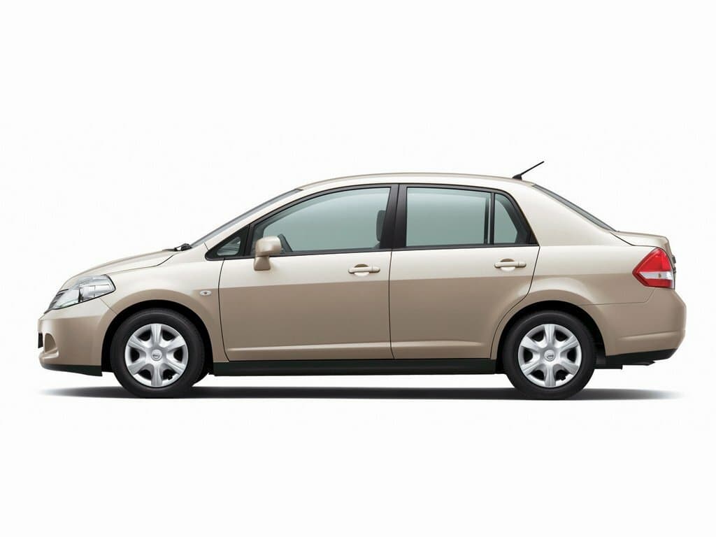 Nissan Tiida I — Yandan