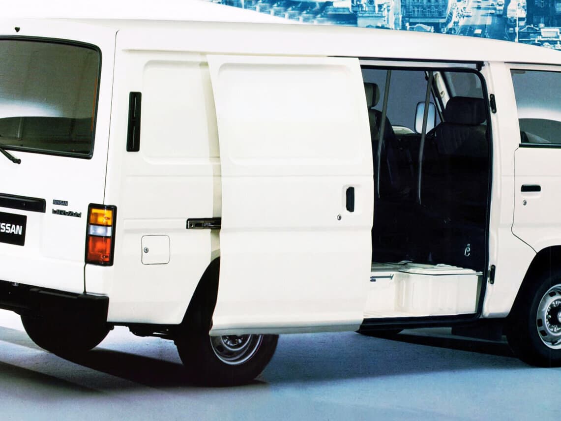 Nissan Urvan III (E24) — 3/4 arxadan
