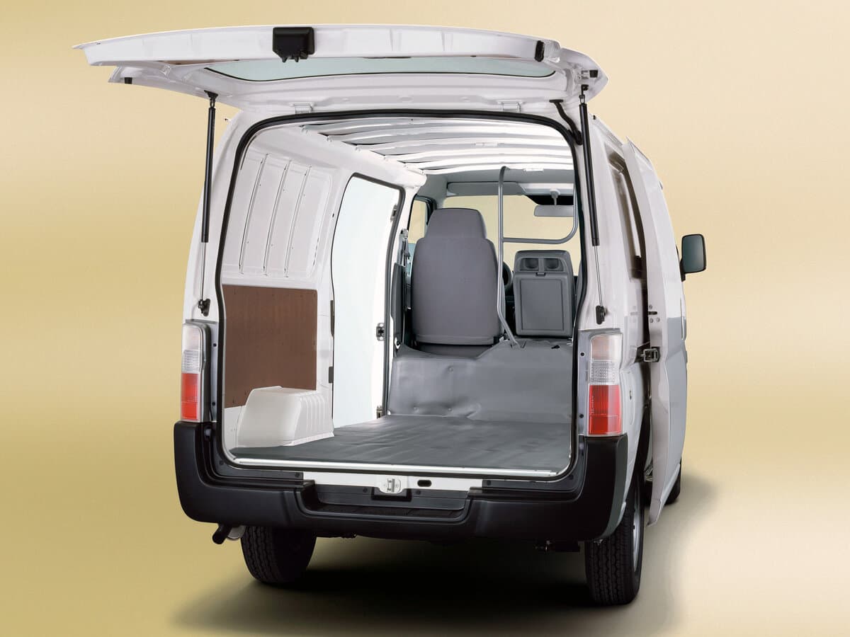 Nissan Urvan IV (E25) — 3/4 arxadan