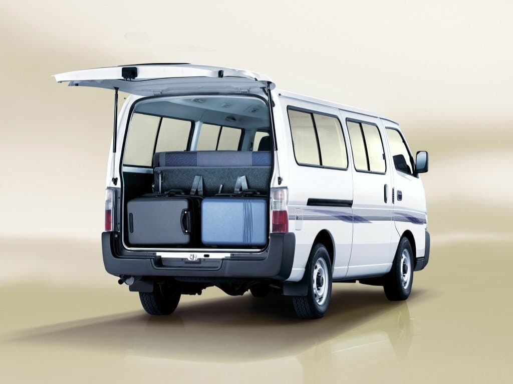 Nissan Urvan IV (E25) — 3/4 arxadan