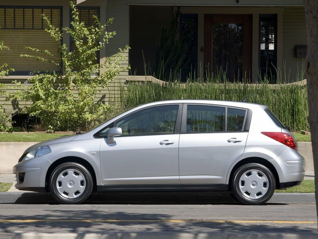 Nissan Versa I — Yandan