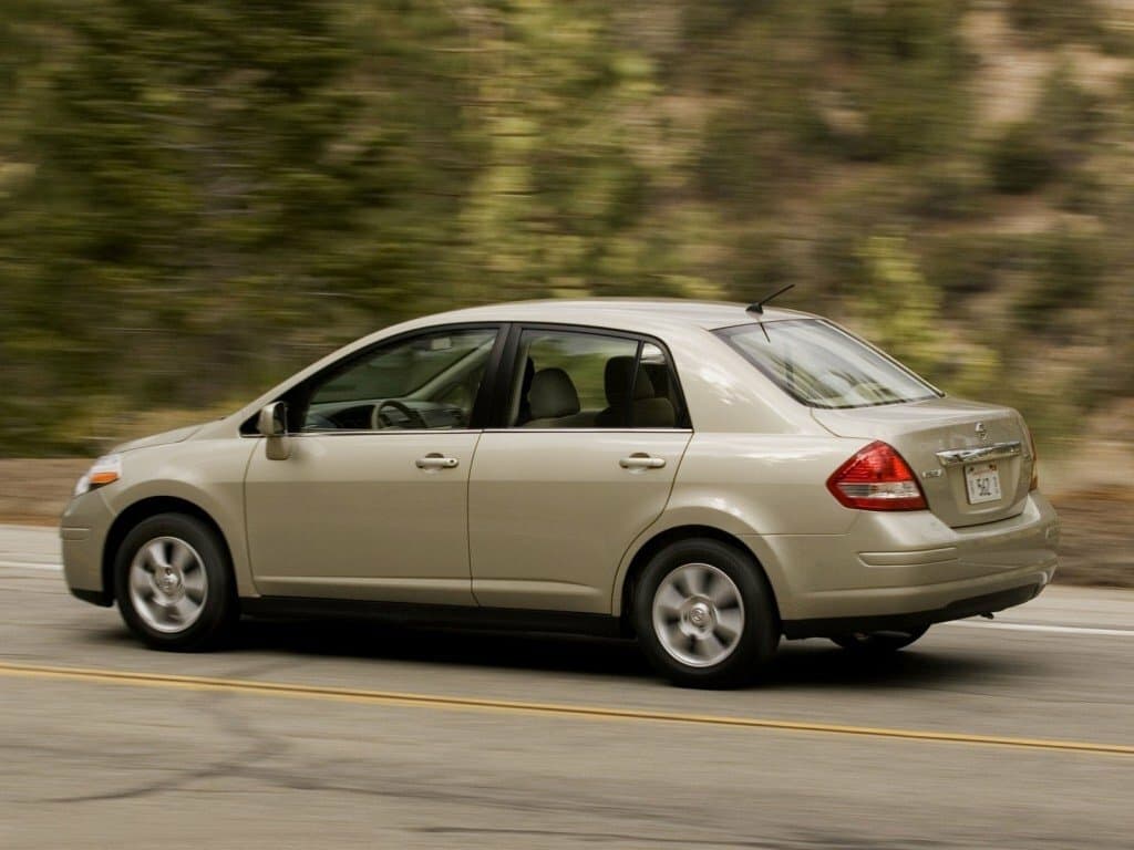 Nissan Versa I — 3/4 arxadan