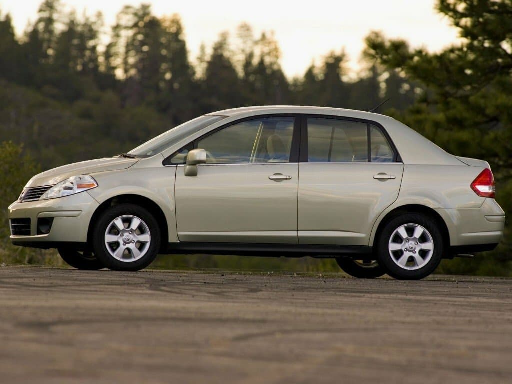 Nissan Versa I — Yandan