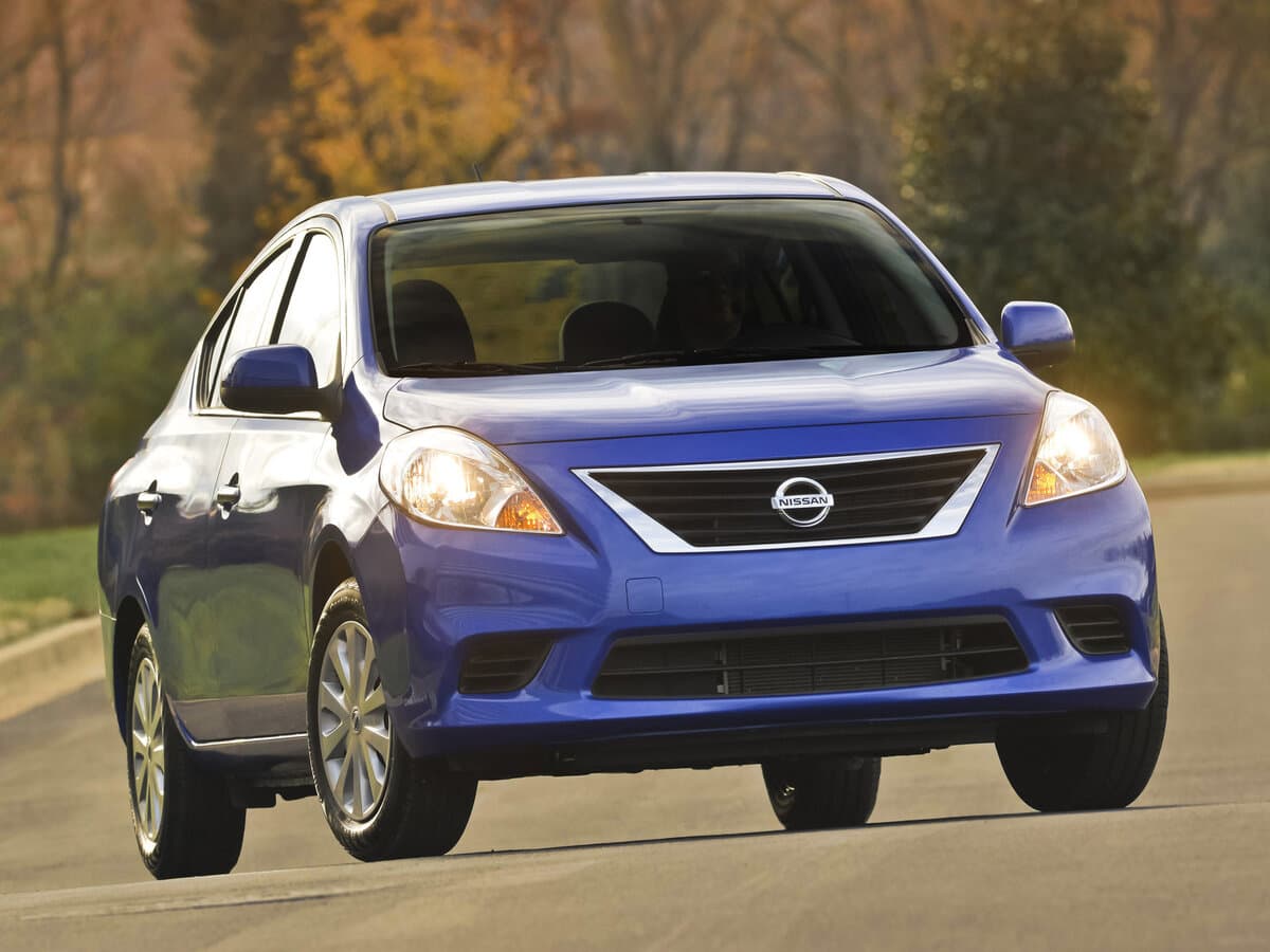 Nissan Versa II — Yandan