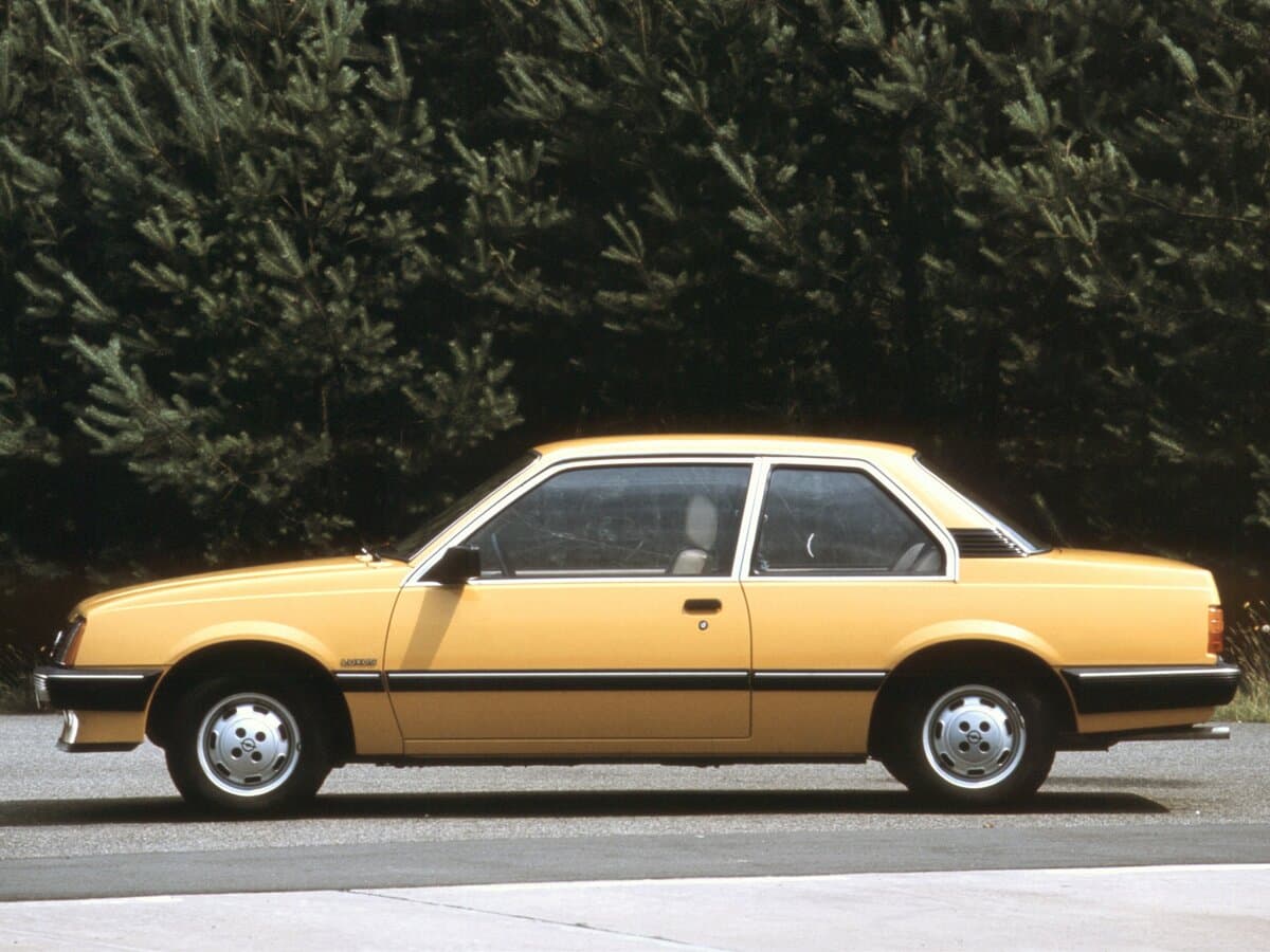 Opel Ascona C — Yandan