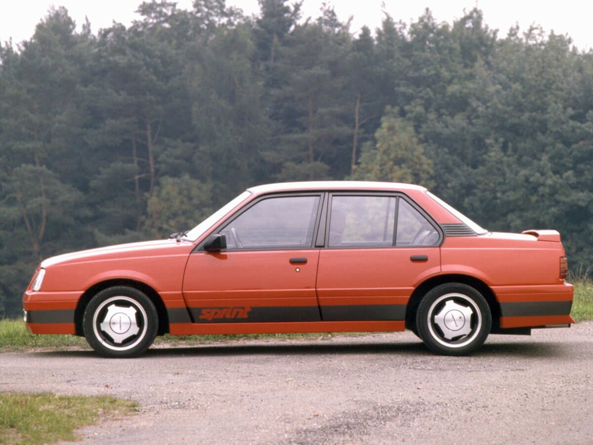 Opel Ascona C — Yandan