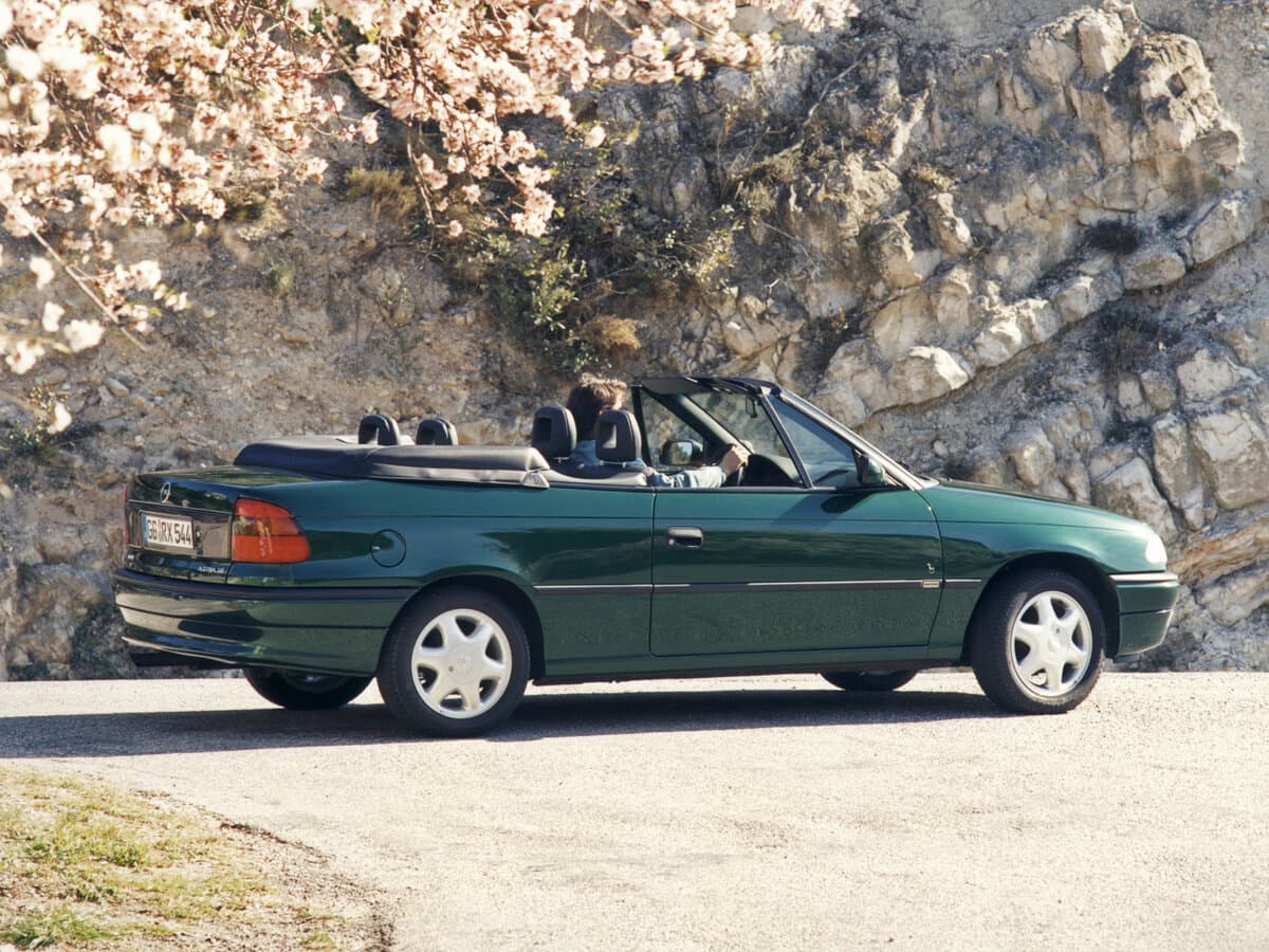 Opel Astra F — 3/4 arxadan