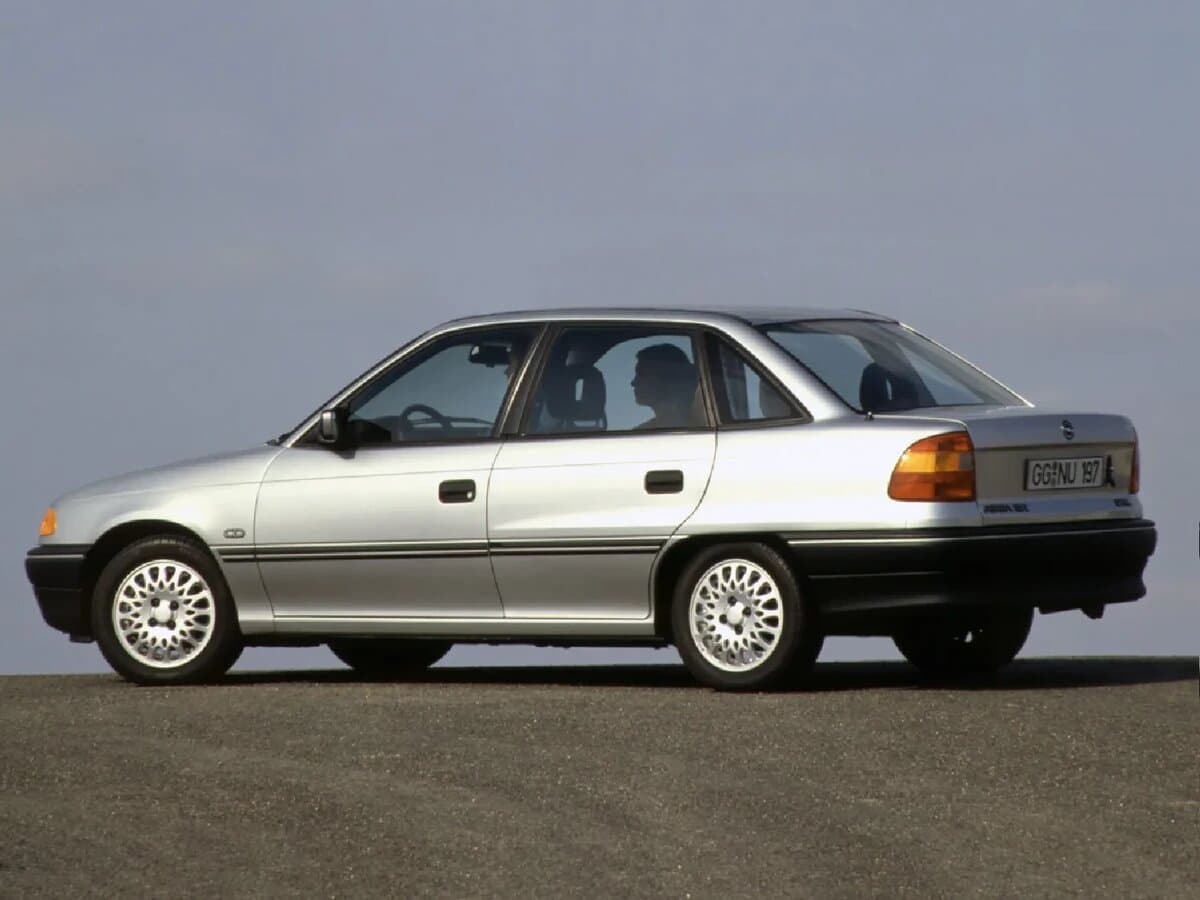 Opel Astra F — 3/4 arxadan