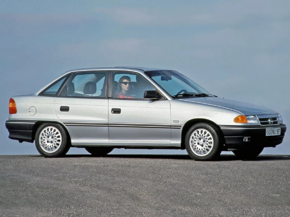 Opel Astra F — Yandan