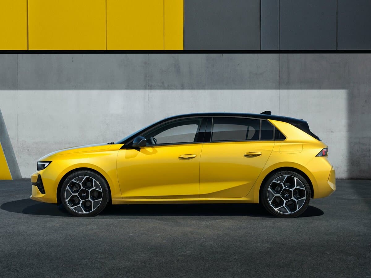 Opel Astra L — Yandan