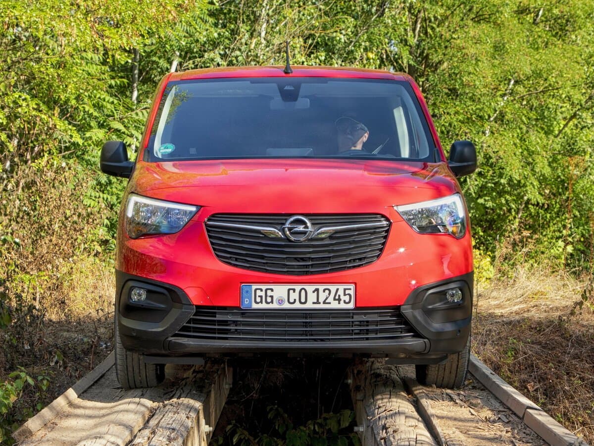 Opel Combo E — Öndən