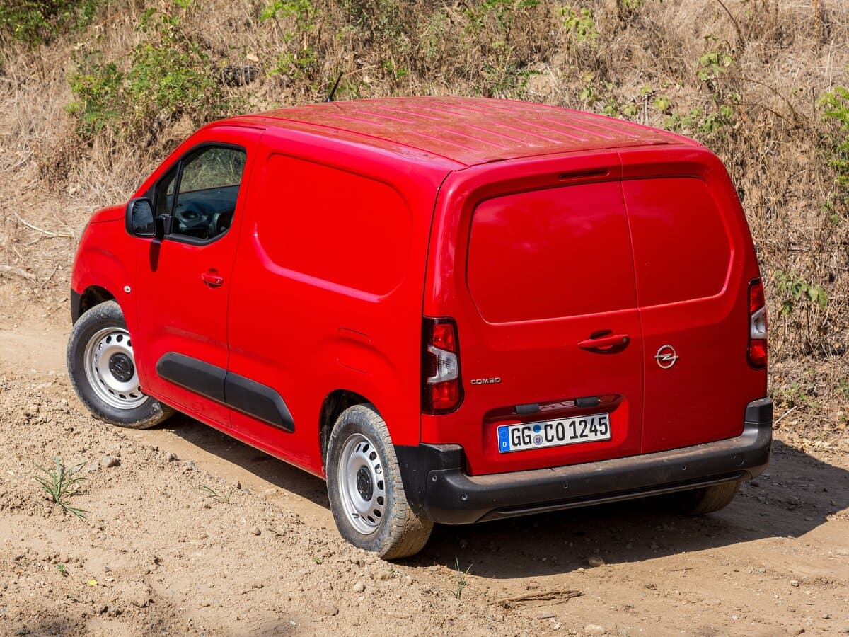 Opel Combo E — 3/4 arxadan