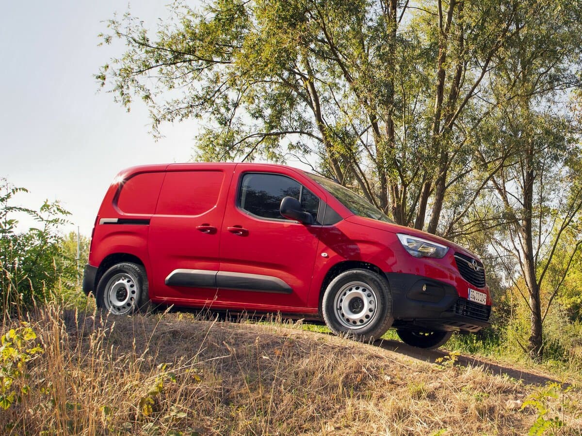 Opel Combo E — Yandan