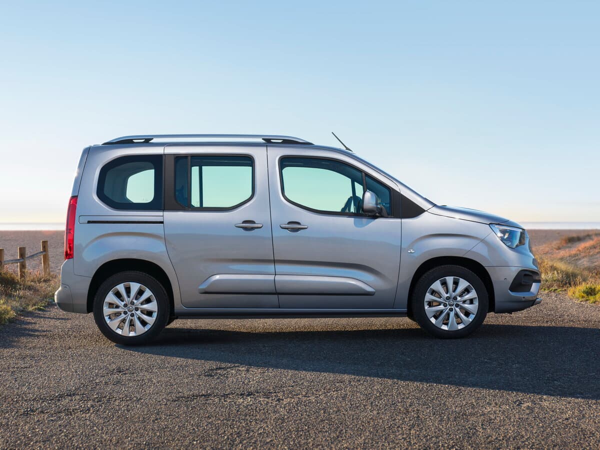 Opel Combo E — Yandan