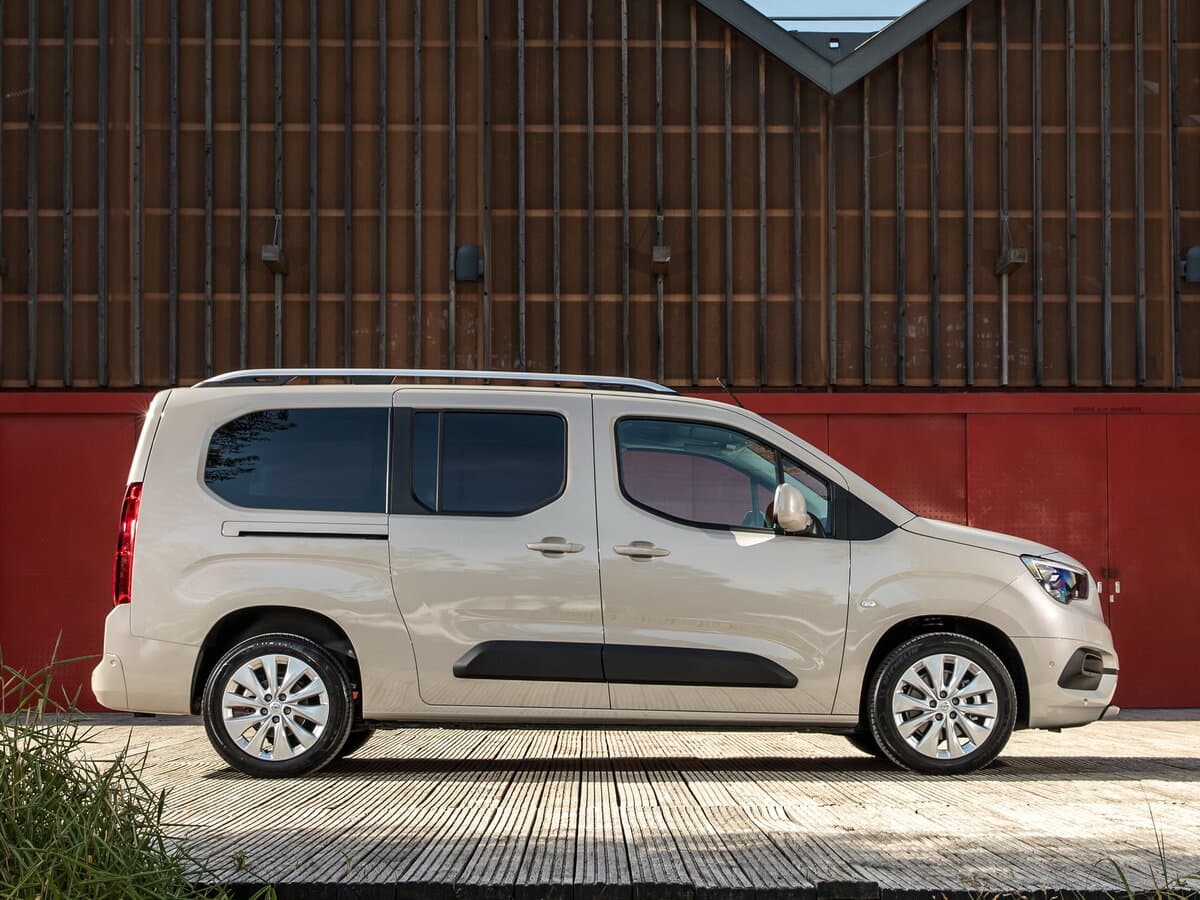 Opel Combo E — Yandan