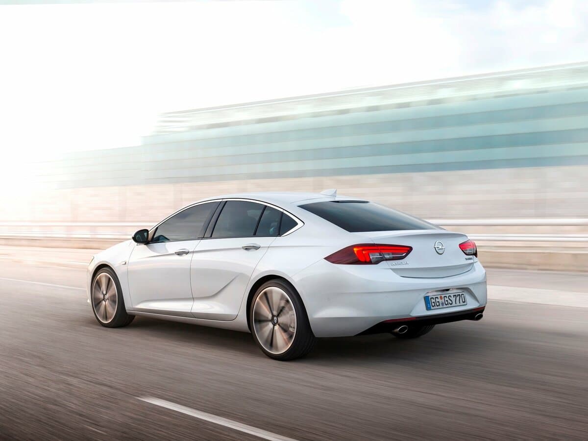 Opel Insignia II — 3/4 arxadan