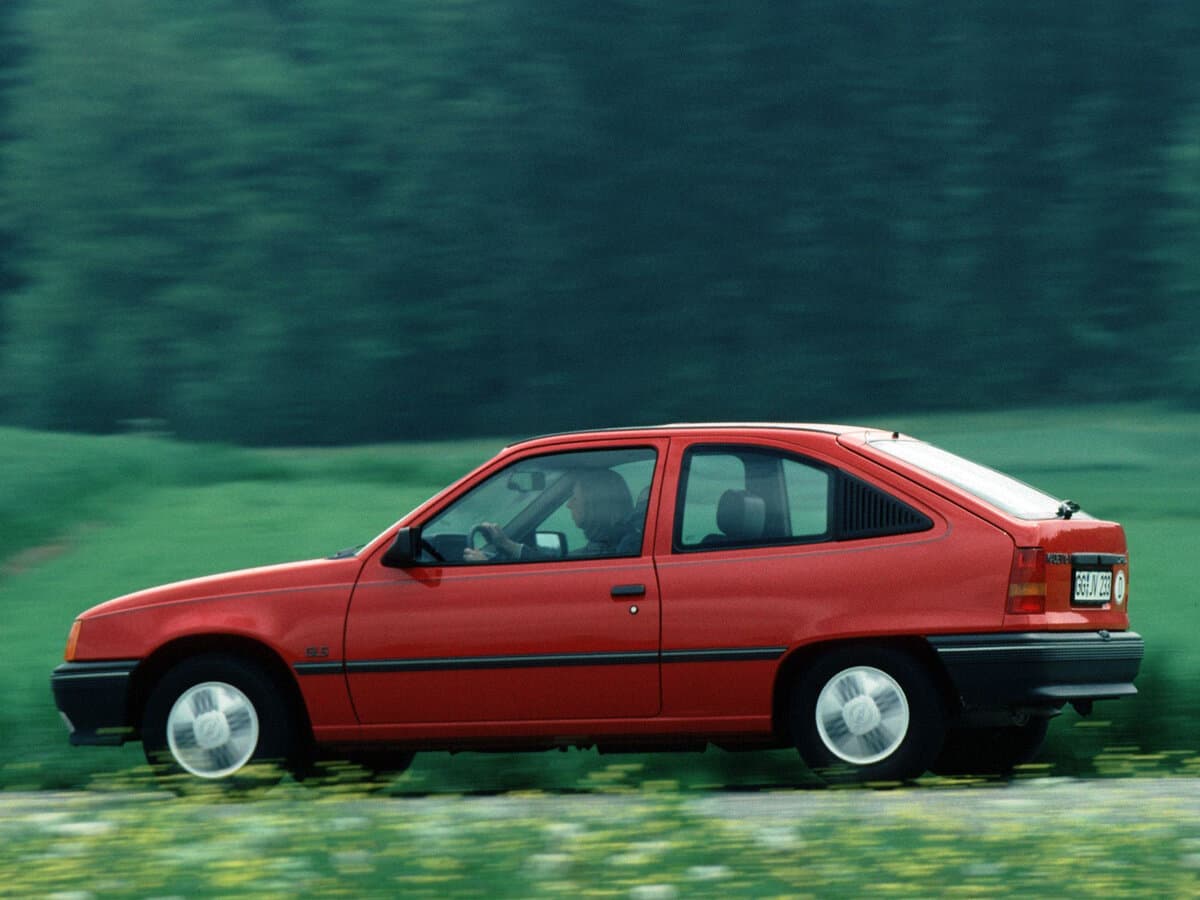 Opel Kadett E — Yandan
