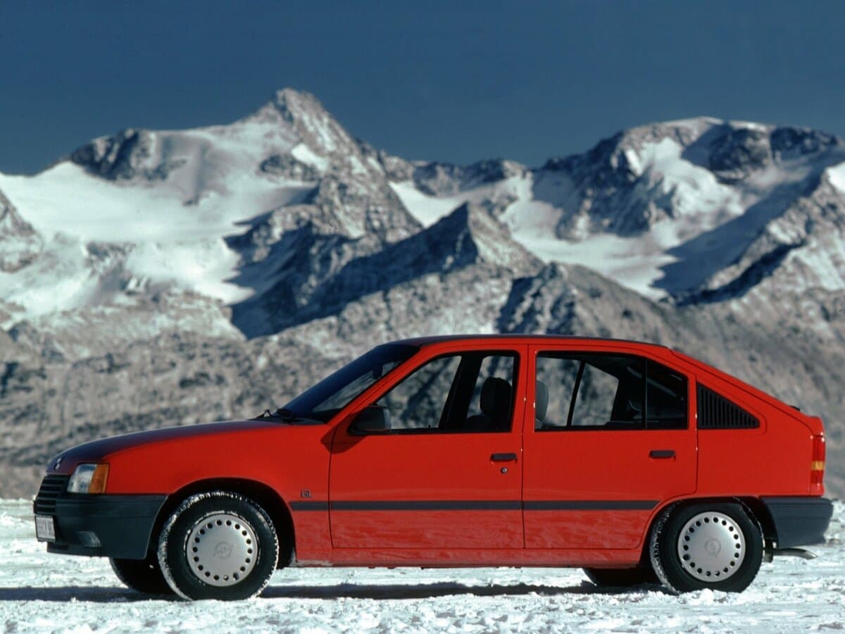 Opel Kadett E — Yandan