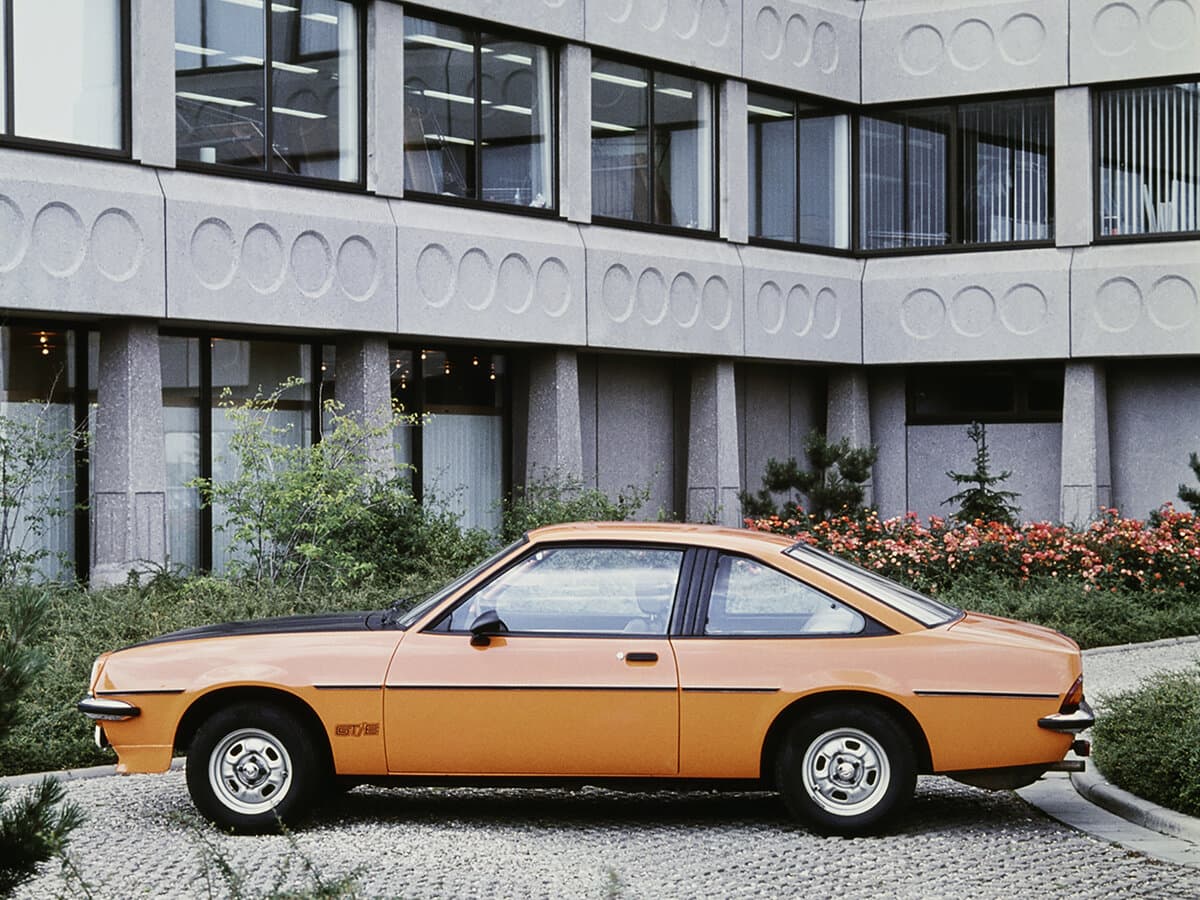 Opel Manta B — Yandan