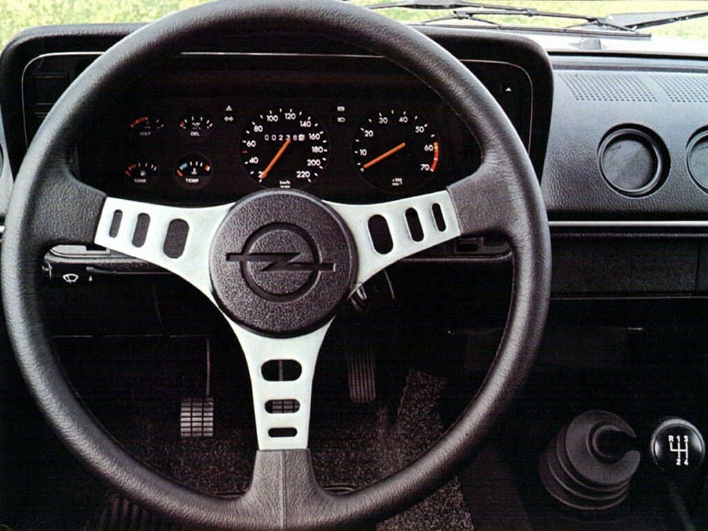 Opel Manta B — Sükan