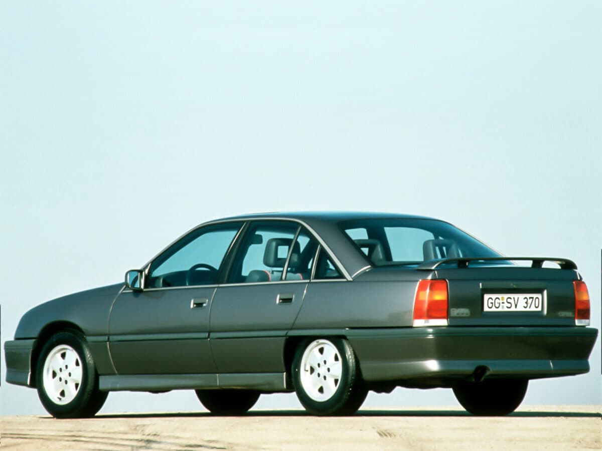 Opel Omega A — 3/4 arxadan