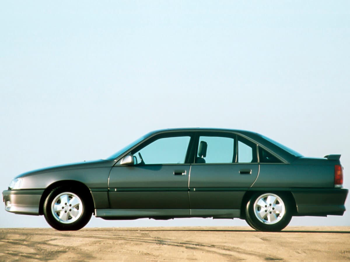Opel Omega A — Yandan