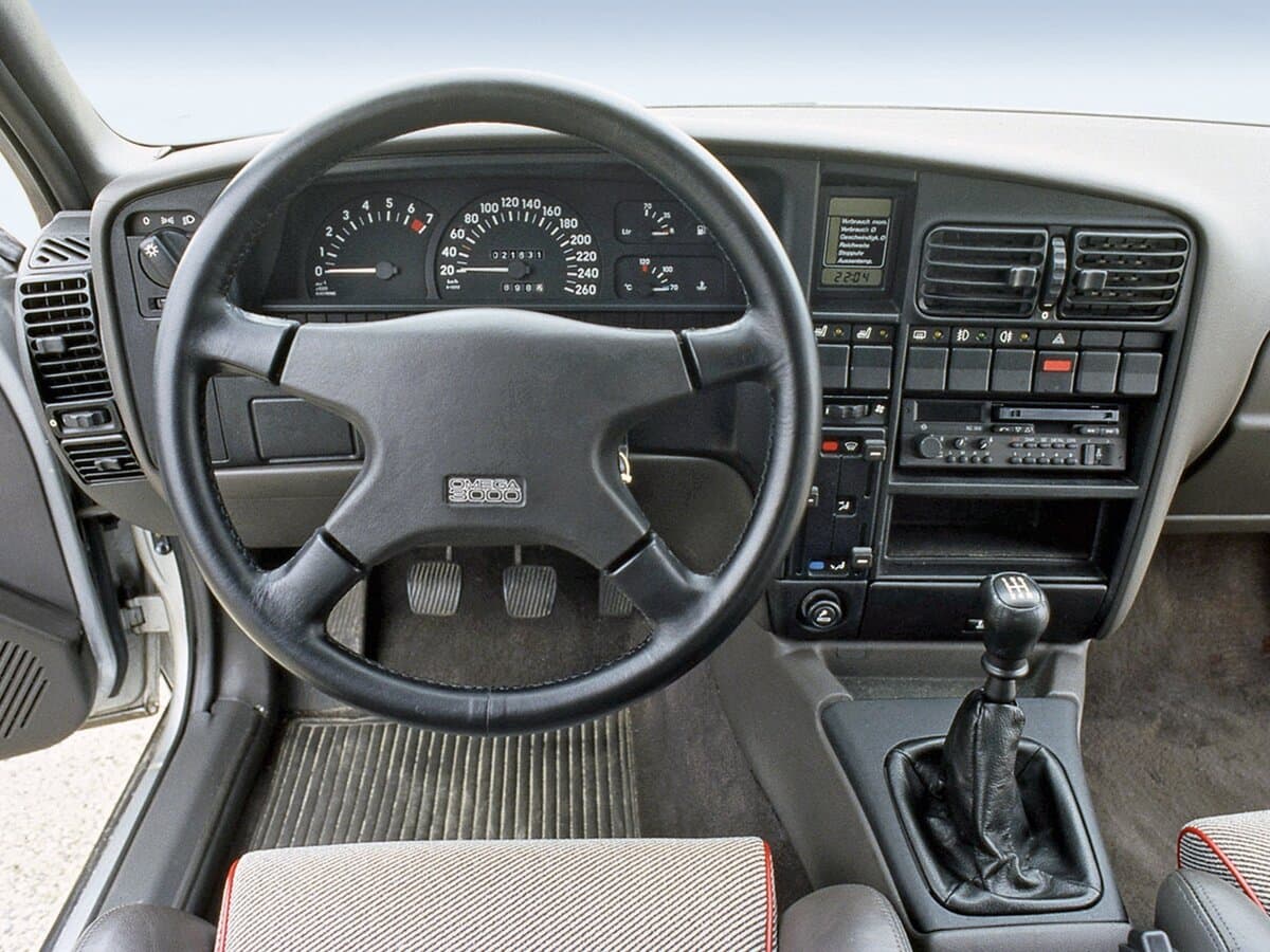 Opel Omega A — Sükan
