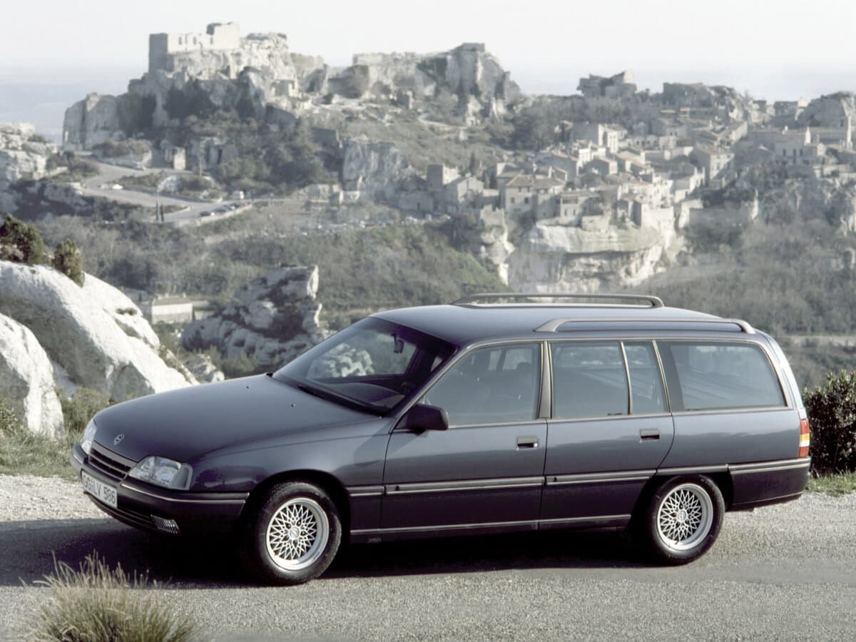 Opel Omega A — Yandan