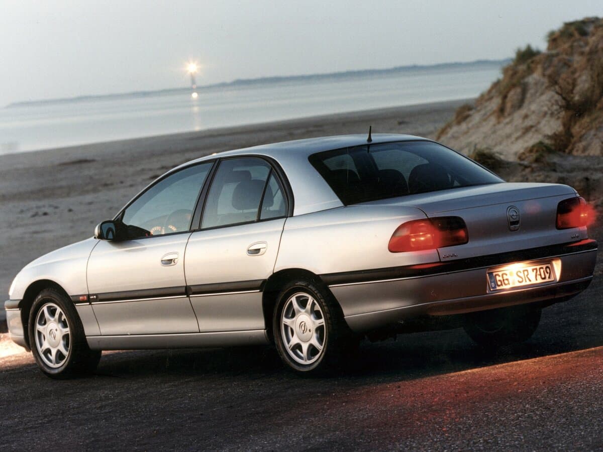 Opel Omega B — 3/4 arxadan