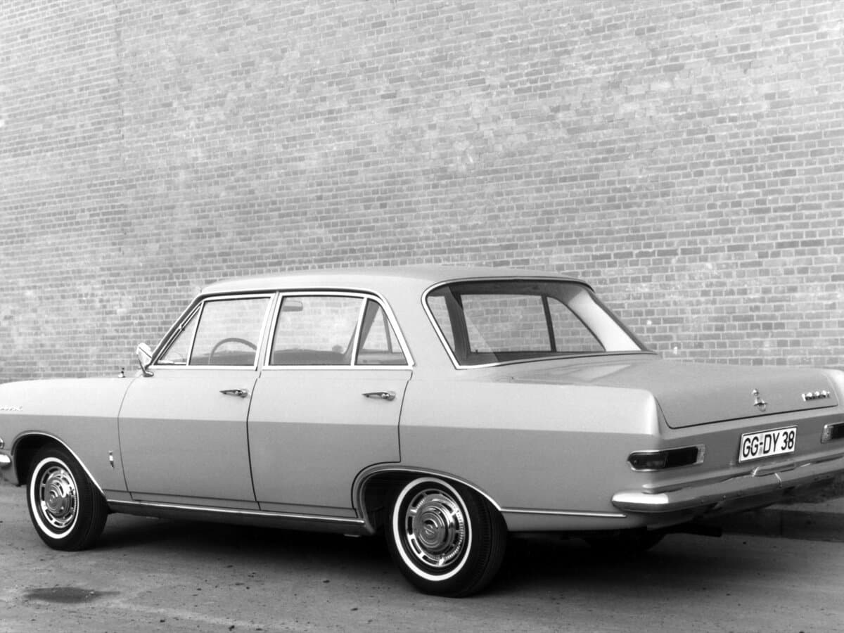 Opel Rekord A — 3/4 arxadan