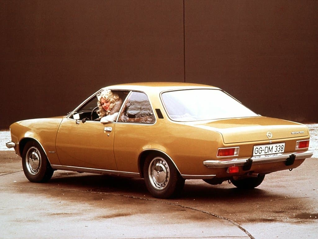 Opel Rekord D — 3/4 arxadan